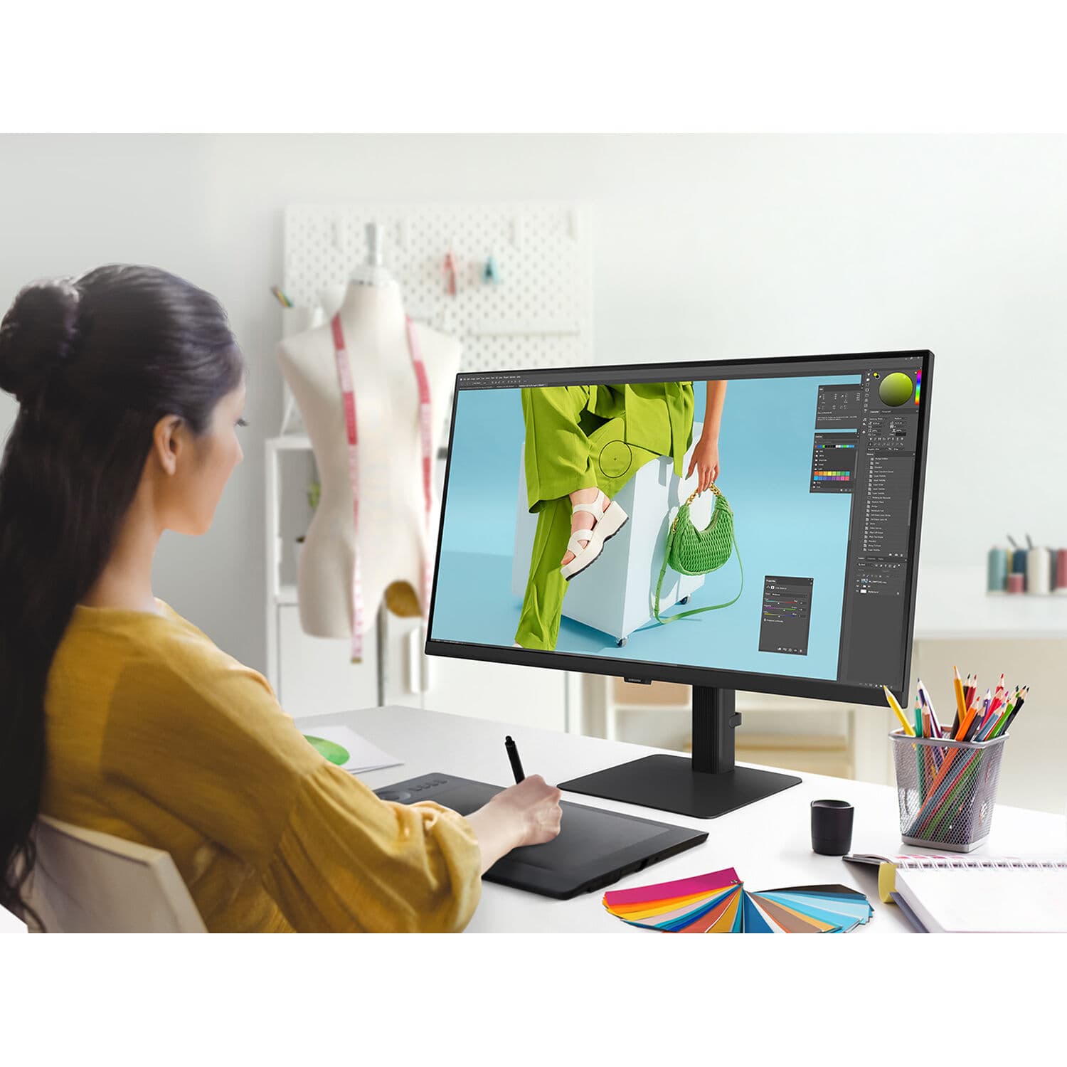 Samsung ViewFinity S70D 32-inch 4K UHD HDR10 monitor in black